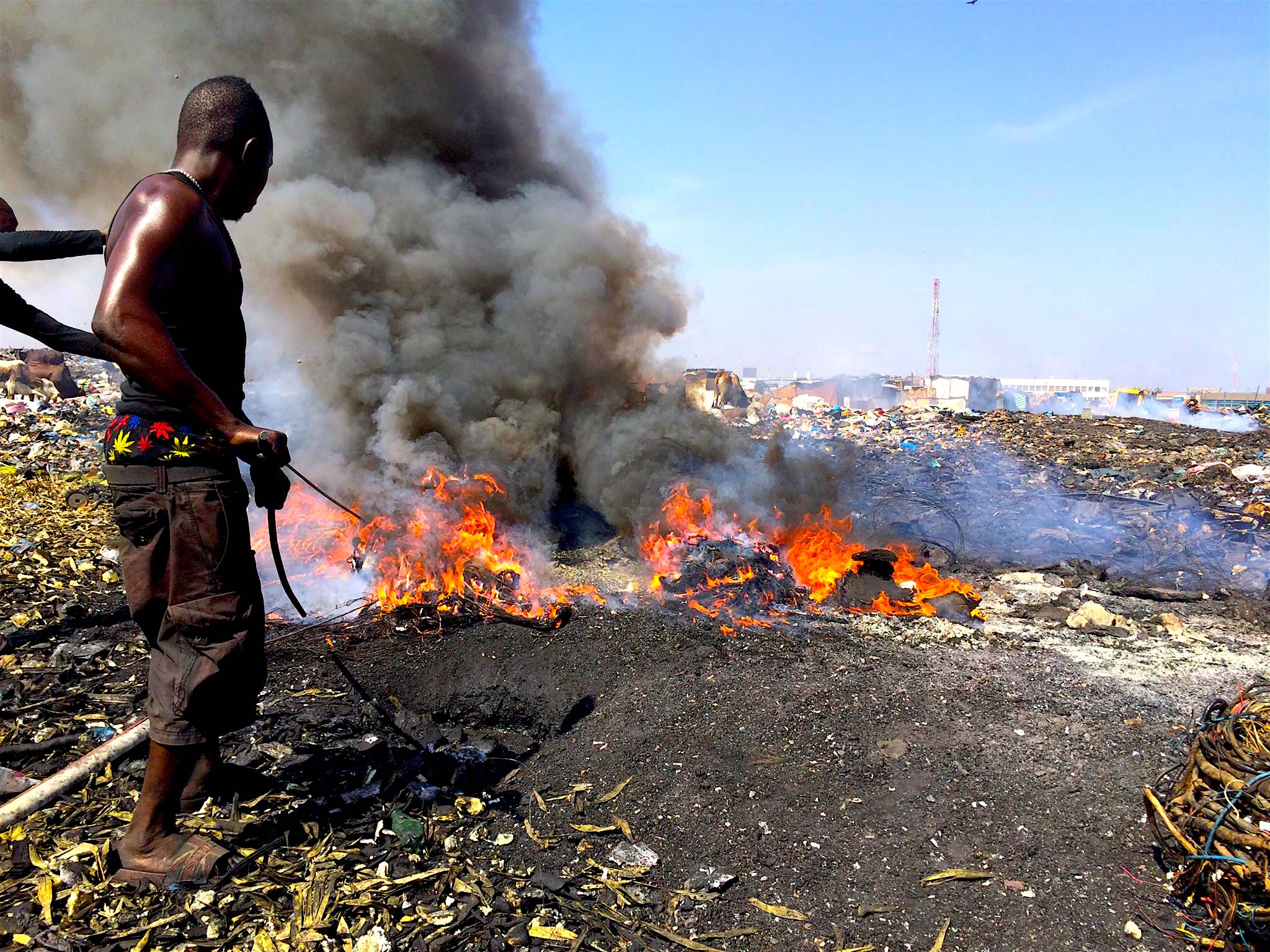 Afbrændingen sker under sundhedsskadelige forhold, hvor de lokale arbejder uden sikkerhedsudstyr og indånder de giftige gasser frade brændende materialer. Folk som arbejder i Agbogbloshie lider af konsekvenserne ved at være i det usunde miljø, men også borgere og naturen i det omkringliggende miljø er under stor risiko.